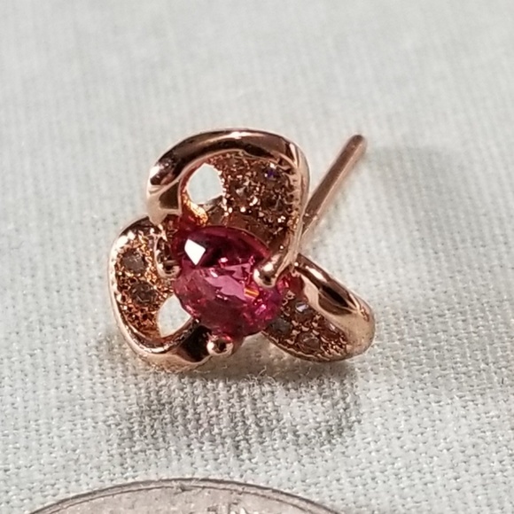 RED ZIRCON FLOWER EARRING - Picture 5 of 5